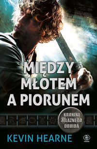 Między młotem a piorunem - Kevin Hearne - książka