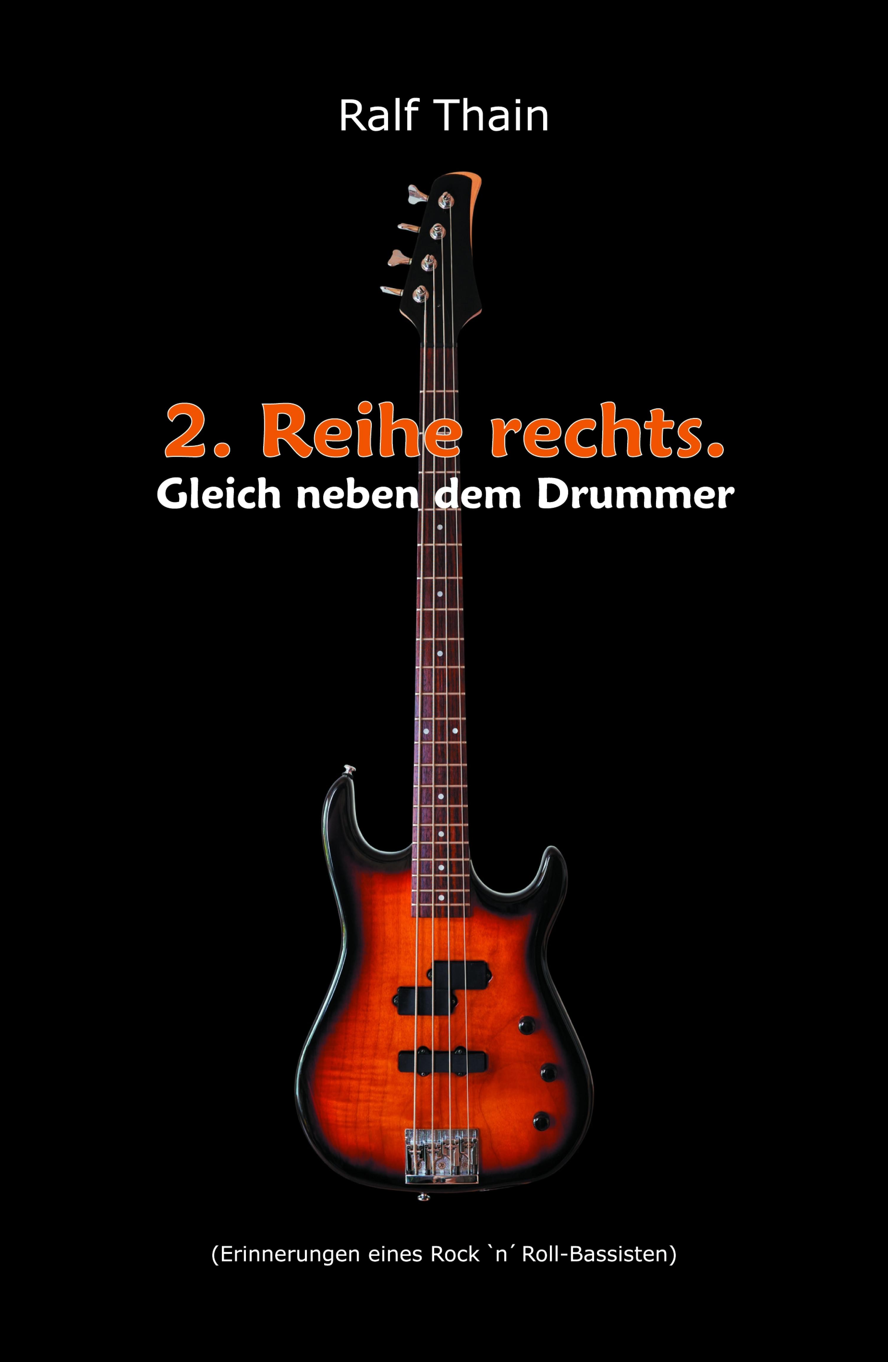 2. Reihe rechts. Gleich neben dem Drummer!